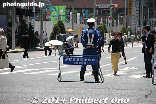 Closing off the road to traffic for "pedestrian's paradise."
Keywords: tokyo chuo-ku ginza