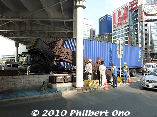 Truck hit an overhead barrier at Sukiyabashi.
Keywords: tokyo chuo-ku ginza