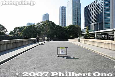 Bridge to Hama-rikyu Gardens. Guests staying at the Enryokan State Guesthouse during the 19th century would cross this bridge.
Short walk from JR Shimbashi Station and Shiodome Station on the Oedo Subway Line and the Yurikamome line.
Keywords: tokyo chuo-ku ward garden