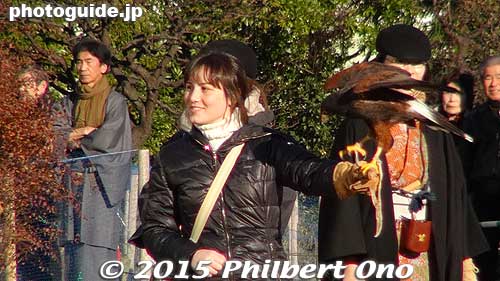 They allowed a few people from the audience to try falconry. This is an Italian who was lucky enough to be chosen to hold and release this hawk.
Keywords: tokyo chuo-ku hama-rikyu garden falconry birds matsuri01