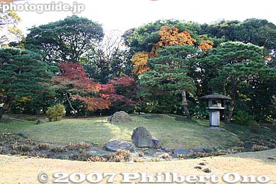 A small garden and little stream which was behind the Enryokan State Guesthouse.
Keywords: tokyo chuo-ku hama-rikyu garden pine tree matsu