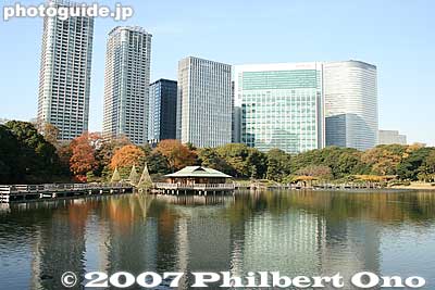 The garden would look better without all these skyscrapers in the background.
Keywords: tokyo chuo-ku hama-rikyu garden tea house pond