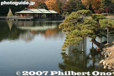 Tea house, pond, and pine tree
Keywords: tokyo chuo-ku hama-rikyu garden tea house pond