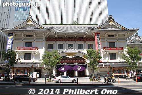 The Kabuki-za Theater was rebuilt in March 2013 with a design almost identical to the previous theater. The biggest difference is the tall skyscraper integrated with theater.
Keywords: tokyo chuo-ku higashi ginza kabukiza theater