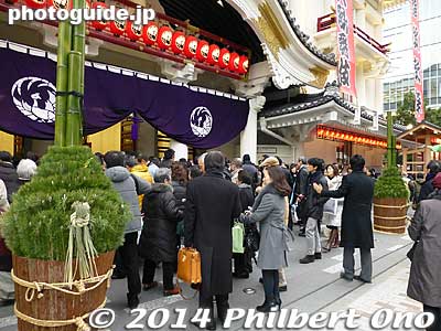 Kadomatsu pine New Year's decorations at Kabuki-za Theater in Jan. 2014.
Keywords: tokyo chuo-ku higashi ginza kabukiza theater
