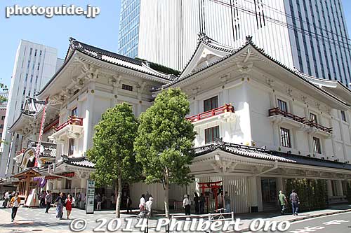 Corner of the Kabuki-za Theater has a small Shinto shrine and torii.
Keywords: tokyo chuo-ku higashi ginza kabukiza theater
