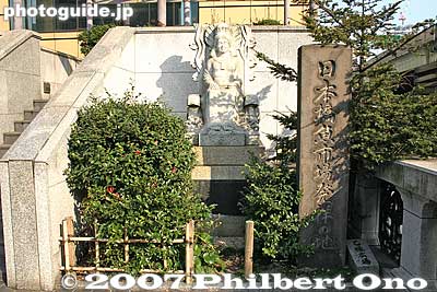Monument marking Tokyo's fish market during the Edo Period before it was destroyed by the 1923 earthquake and moved to Tsukiji in 1935.
Keywords: tokyo chuo-ku nihonbashi nihombashi