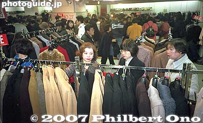 Crowd in Tokyu Dept. Store in Nihonbashi on Jan. 31, 1999. There were bargains to be had.
Keywords: tokyo chuo-ku nihonbashi nihombashi