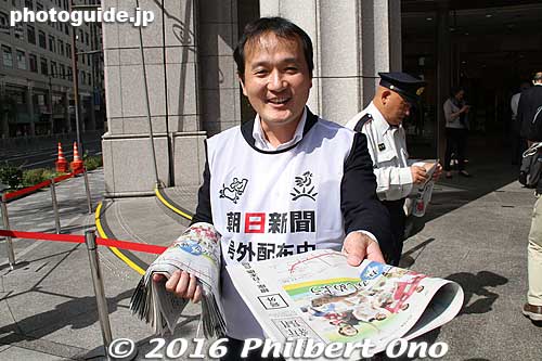 Passing out a newspaper extra about the parade.
Keywords: tokyo chuo ginza nihonbashi Rio Olympic Paralympic medalists parade