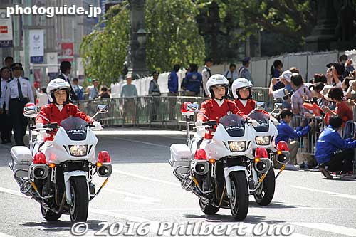 The parade was headed by policewomen on white motorcycles. They wore the red Olympic uniform.
Keywords: tokyo chuo ginza nihonbashi Rio Olympic Paralympic medalists parade