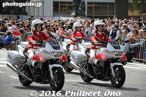Policewomen on white motorcycles.
Keywords: tokyo chuo ginza nihonbashi Rio Olympic Paralympic medalists parade