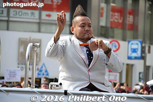 Nakazato Shin, wheelchair rugby bronze medalist. 仲里進
Keywords: tokyo chuo ginza nihonbashi Rio Olympic Paralympic medalists parade