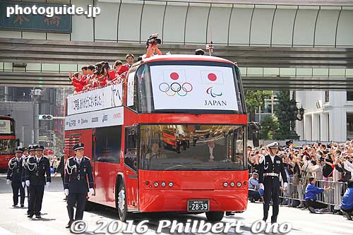 Olympian buses coming over Nihonbashi Bridge. As I had hoped, Nihonbashi was not as crowded as Ginza. In Ginza, there were people who waited from midnight or 5 am this morning to see this parade.
Keywords: tokyo chuo ginza nihonbashi Rio Olympic Paralympic medalists parade