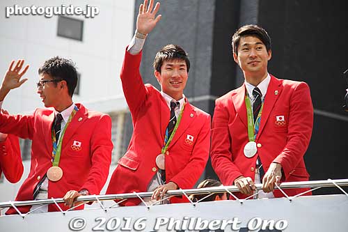 Sprinters and silver medalists Yoshihide Kiryu (middle) and Shota Iizuka (right) who got their Olympic glory in the 400-meter relay race
Keywords: tokyo chuo ginza nihonbashi Rio Olympic Paralympic medalists parade
