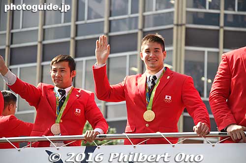 On the right is Mashu (Matthew) Baker, judo gold medalist in 90 kg. Father was American, mom Japanese. One of the high-profile mixed-blood Japanese Olympians at Rio.
Keywords: tokyo chuo ginza nihonbashi Rio Olympic Paralympic medalists parade japansports