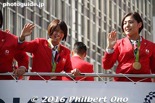 On the left is Kaori Matsumoto, judo bronze medalist in women's -57 kg. She was giving her trademark "beast" pose. On the right is Haruka Tachimoto, Japan's sole female judo gold medalist (70 kg) in Rio.
Keywords: tokyo chuo ginza nihonbashi Rio Olympic Paralympic medalists parade