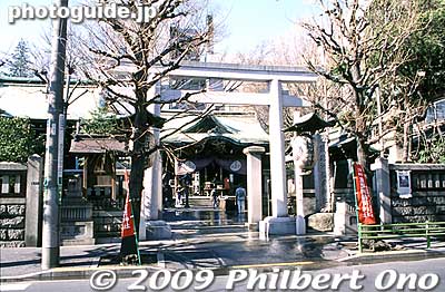 Teppozu Inari Shrine, near Hatchobori Station on the Hibiya subway line.
Keywords: tokyo chuo-ku ward teppozu inari jinja shrine kanchu suiyoku matsuri festival 
