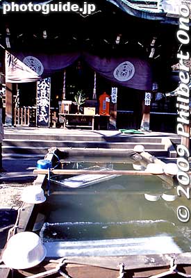 In front of the shrine were two large tubs of freezing-cold water with a few large blocks of ice await. The Kanchu Suiyoku (Mid-winter Cold Water Bath) is held on the second Sunday of Jan.
Keywords: tokyo chuo-ku ward teppozu inari jinja shrine kanchu suiyoku matsuri festival 