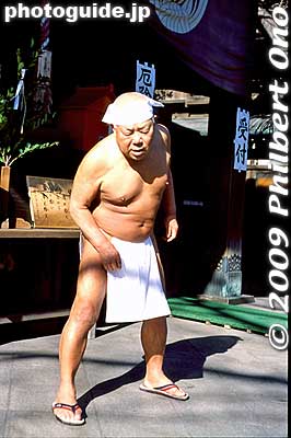 Then the shrine priest, who was in his 80s, started some warm-up exercises.
Keywords: tokyo chuo-ku ward teppozu inari jinja shrine kanchu suiyoku matsuri festival 