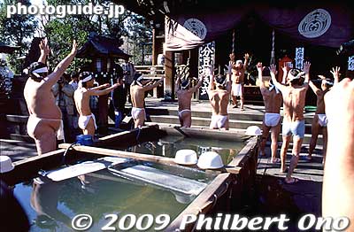 In 2007, the water tub was replaced with a much larger pool able to fit 60 people. But I like this smaller tub.
Keywords: tokyo chuo-ku ward teppozu inari jinja shrine kanchu suiyoku matsuri festival 