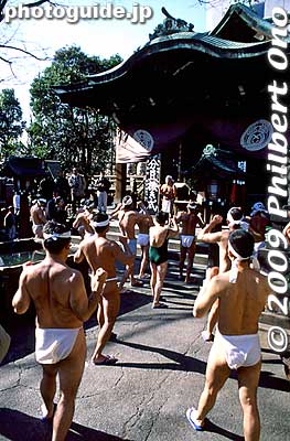 There were no musicians on stage like they have now. It was a pretty quiet ritual, and the crowd was quite small.
Keywords: tokyo chuo-ku ward teppozu inari jinja shrine kanchu suiyoku matsuri festival 