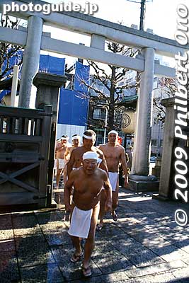 Then they ran around the shrine.
Keywords: tokyo chuo-ku ward teppozu inari jinja shrine kanchu suiyoku matsuri festival 