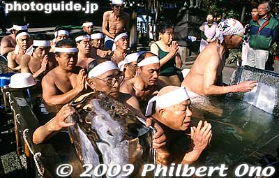 Cold-water ablutions is not unusual in ascetic Buddhism, but to see it at a Shinto shrine is unusual.
Keywords: tokyo chuo-ku ward teppozu inari jinja shrine kanchu suiyoku matsuri festival 