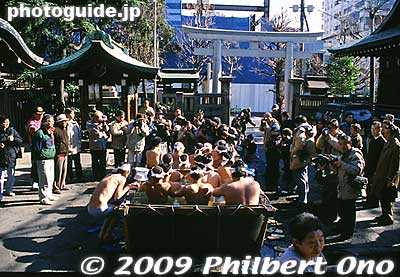 These photos were taken in the 1997.
Keywords: tokyo chuo-ku ward teppozu inari jinja shrine kanchu suiyoku matsuri festival 