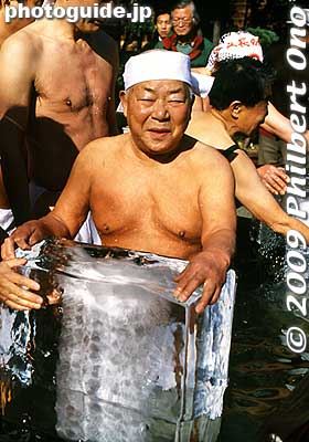 To this man, ice water is a healthy thing. I know I would never do this.
Keywords: tokyo chuo-ku ward teppozu inari jinja shrine kanchu suiyoku matsuri festival 