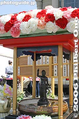 Hanamatsuri celebrates the Buddha's birthday on April 8. This is Tsukiji Honganji in Tokyo.
The flowers symbolize Lumbini Garden where the Buddha was born in present-day Nepal.
Keywords: tokyo tsukiji honganji buddhist temple jodo shinshu hanamatsuri matsuri4