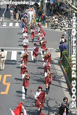 Band from the Chiyoda Jogakuin Girls Junior/Senior High School
No problem photographing them.
Keywords: tokyo tsukiji honganji buddhist temple jodo shinshu hanamatsuri