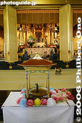 Hanami-do housing a statue of the baby Buddha on which sweet tea is poured. When the Buddha was born in Lumbini Garden, flowers bloomed.
Keywords: tokyo tsukiji honganji buddhist temple jodo shinshu hanamatsuri