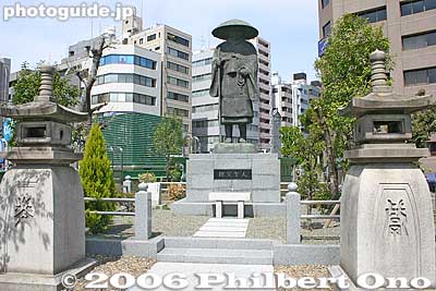 Statue of St. Shinran, founder of Jodo Shinshu sect.
Keywords: tokyo tsukiji honganji buddhist temple jodo shinshu hanamatsuri