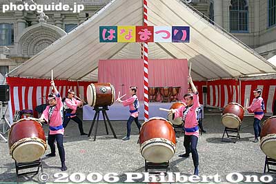 Taiko drum performance by Oedo Sukeroku Taiko troupe. 大江戸助六太鼓
Their Web site: http://www.oedosukerokutaiko.com/

大江戸助六太鼓
Keywords: tokyo tsukiji honganji buddhist temple jodo shinshu hanamatsuri