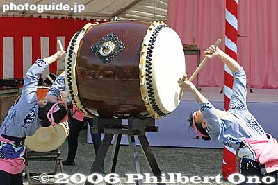 Beating backward: Oedo Sukeroku Taiko drummers
大江戸助六太鼓
Keywords: tokyo tsukiji honganji buddhist temple jodo shinshu hanamatsuri