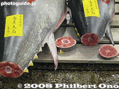Buyers check the color of the flesh to determine how fatty the fish is.
Keywords: tokyo chuo-ku tsukiji fish market Metropolitan Central Wholesale Market tuna bluefin