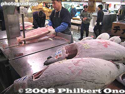The band saw easily cuts through the frozen flesh. Also see my [url=http://www.youtube.com/watch?v=viTmXuo882g]YouTube video here.[/url]
Keywords: tokyo chuo-ku tsukiji fish market Metropolitan Central Wholesale Market frozen tuna