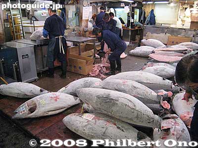 Quite a few more to cut up.
Keywords: tokyo chuo-ku tsukiji fish market Metropolitan Central Wholesale Market frozen tuna