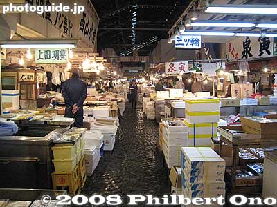 The huge fish market consists of rows and rows of fish monger stalls, divided by narrow aisles.
Keywords: tokyo chuo-ku tsukiji fish market Metropolitan Central Wholesale Market