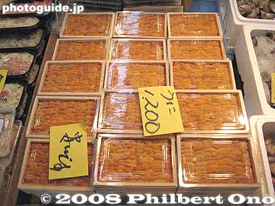 Sea urchin (uni), one of my favorites.
Keywords: tokyo chuo-ku tsukiji fish market Metropolitan Central Wholesale Market