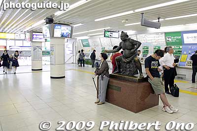 JR Koiwa Station has this statue of Yokozuna Tochinishiki, a famous sumo wrestler who was from Koiwa.
Keywords: tokyo edogawa-ku koiwa station train statue sculpture sumo yokozuna japansumo