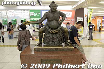 Statue of Yokozuna Tochinishiki (1925-1990) inside JR Koiwa Station. The statue is now a popular meeting place inside the station.
Keywords: tokyo edogawa-ku koiwa station train statue japansculpture sumo yokozuna japansumo