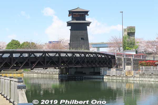 The west end of Shinkawa River has a Edo-style fire watchtower. To give an Edo-Period riverscape.
Keywords: tokyo edogawa-ku shinkawa shin river cherry blossoms sakura flowers