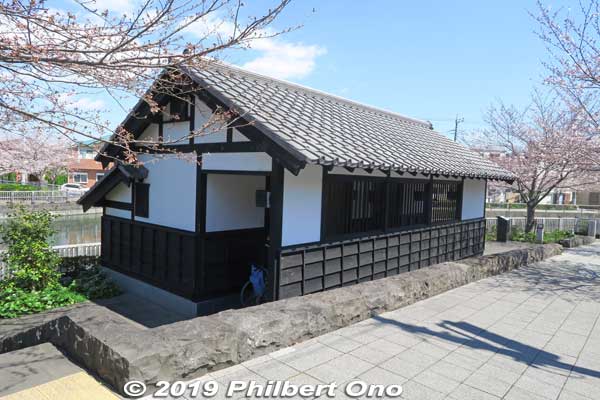Traditional-looking restrooms.
Keywords: tokyo edogawa-ku shinkawa shin river cherry blossoms sakura flowers