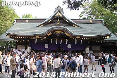 Okunitama Shrine's Honden in Fuchu, Tokyo. The shrine was established in 111 by Emperor Keiko (景行天皇). It worships six deities from Musashino Province. 
Keywords: tokyo fuchu kurayami matsuri festival floats