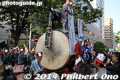 On May 4 from 5 pm to 6 pm, large taiko drums (太鼓の響宴) were beaten on the street near the shrine.
Keywords: tokyo fuchu kurayami matsuri festival floats taiko drummers