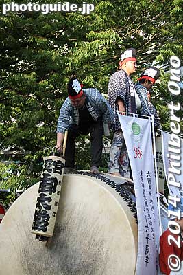 Keywords: tokyo fuchu kurayami matsuri festival floats taiko drummers