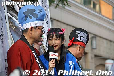 Local TV reporter.
Keywords: tokyo fuchu kurayami matsuri festival floats taiko
