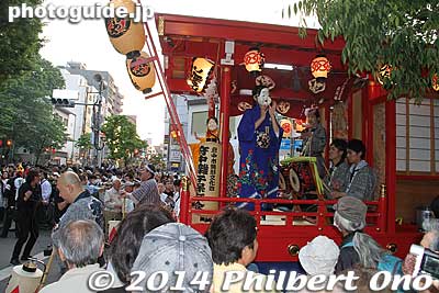 The floats carry festival musicians and dancers wearing a mask.
Keywords: tokyo fuchu kurayami matsuri festival floats