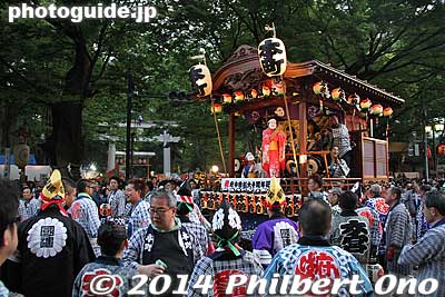 Comical dancers wearing masks performed on the floats.
Keywords: tokyo fuchu kurayami matsuri festival floats
